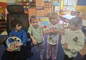 chłopiec świętuje urodziny, dzieci z grupy składaja mu życzenia, chłopiec częstuje cukierkami