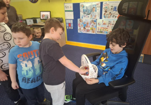 chłopiec świętuje urodziny, dzieci z grupy składaja mu życzenia, chłopiec częstuje cukierkami