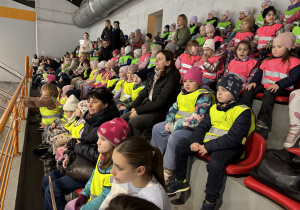 Dzieci obserwują widowisko.