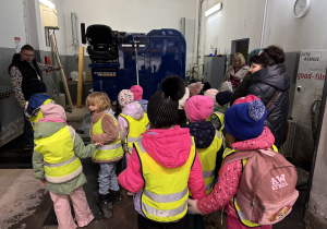 Dzieci oglądają rolbę.