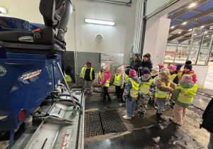 Dzieci oglądają rolbę.