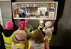 Dzieci zwiedzają budynek Bombonierki.