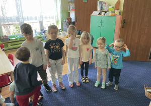 Dzieci ustawione od najwyższego do najniższego.