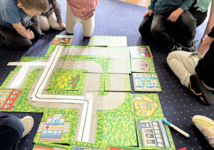 Dzieci tworzą trasę dla ozobota.