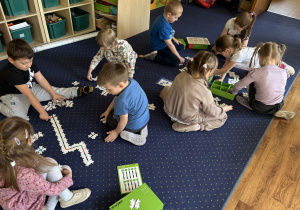 Dzieci tworzą trasę dla ozobota.