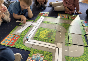 Dzieci tworzą trasę dla ozobota.