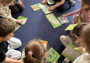 Dzieci tworzą trasę dla ozobota.