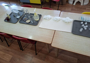 na stolikach leżą przygotowane przedmioty potrzebne do wykonywania doświadczeń z wodą