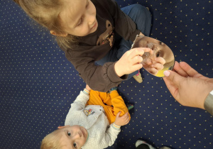 z okazji dnia wody dzieci wykonują doświadczenia z wodą