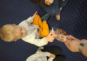 z okazji dnia wody dzieci wykonują doświadczenia z wodą