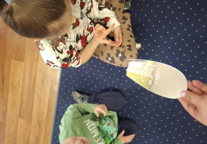 z okazji dnia wody dzieci wykonują doświadczenia z wodą