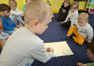 z okazji dnia wody dzieci wykonują doświadczenia z wodą