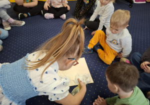 z okazji dnia wody dzieci wykonują doświadczenia z wodą