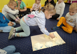 z okazji dnia wody dzieci wykonują doświadczenia z wodą