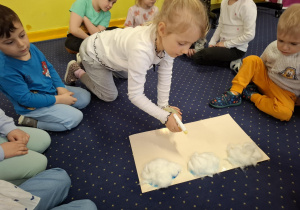 z okazji dnia wody dzieci wykonują doświadczenia z wodą