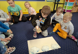 z okazji dnia wody dzieci wykonują doświadczenia z wodą