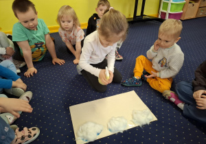 z okazji dnia wody dzieci wykonują doświadczenia z wodą