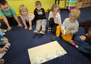 z okazji dnia wody dzieci wykonują doświadczenia z wodą