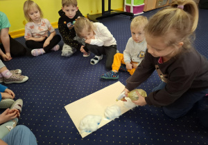 z okazji dnia wody dzieci wykonują doświadczenia z wodą