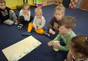 z okazji dnia wody dzieci wykonują doświadczenia z wodą