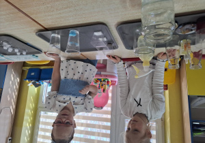 z okazji dnia wody dzieci wykonują doświadczenia z wodą