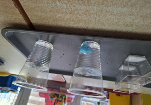 na stolikach leżą przygotowane przedmioty potrzebne do wykonywania doświadczeń z wodą