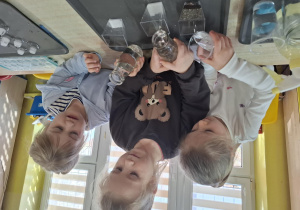 z okazji dnia wody dzieci wykonują doświadczenia z wodą