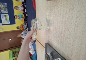 z okazji dnia wody dzieci wykonują doświadczenia z wodą