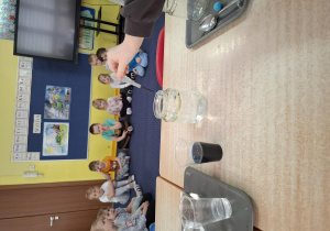 z okazji dnia wody dzieci wykonują doświadczenia z wodą