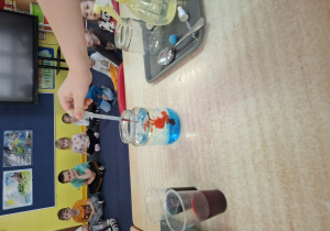 z okazji dnia wody dzieci wykonują doświadczenia z wodą