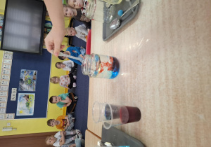 z okazji dnia wody dzieci wykonują doświadczenia z wodą