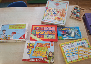 matematyczne gry leżą na stolikach