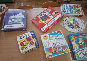 matematyczne gry leżą na stolikach