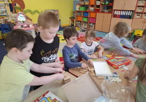 dzieci przy stolikach grają w różne matematyczne gry