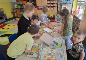 dzieci przy stolikach grają w różne matematyczne gry