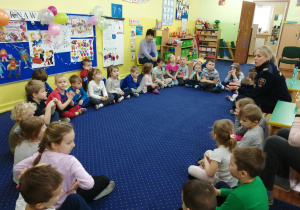 Dzieci z grupy III i IV słuchają informacji przekazywanych przez panią.