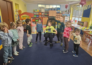 chłopiec świętuje urodziny, dzieci z grupy składają mu życzenia