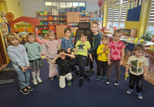 chłopiec świętuje urodziny, dzieci z grupy składają mu życzenia