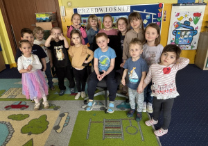 Dzieci pozują do zdjęcia.