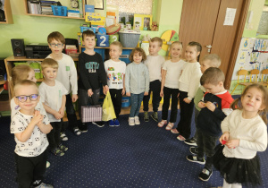 Dzieci w półkolu pozują do zdjęcia.