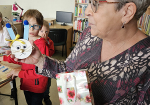 Pani bibliotekarka prezentuje prezent.