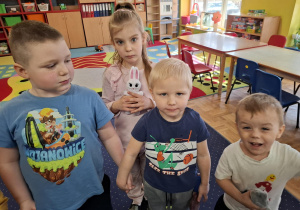 warsztaty rękodzielnicze, dzieci wykonują króliki