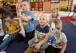 warsztaty rękodzielnicze, dzieci wykonują króliki