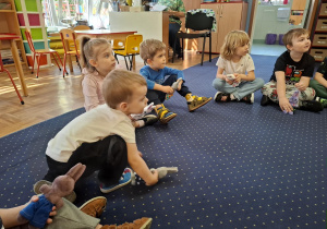 warsztaty rękodzielnicze, dzieci wykonują króliki