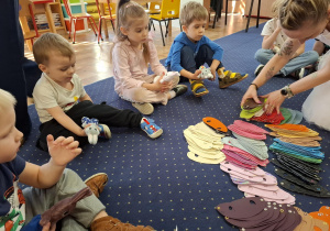 warsztaty rękodzielnicze, dzieci wykonują króliki