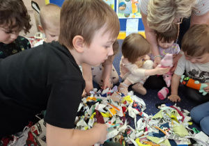 warsztaty rękodzielnicze, dzieci wykonują króliki