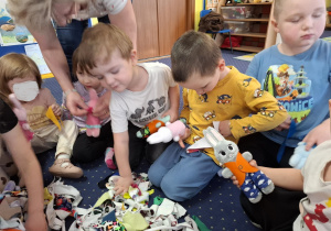 warsztaty rękodzielnicze, dzieci wykonują króliki