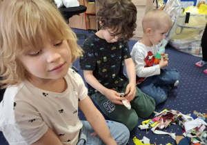 warsztaty rękodzielnicze, dzieci wykonują króliki