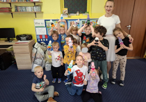 dzieci razem z panią pozują do grupowego zdjęcia