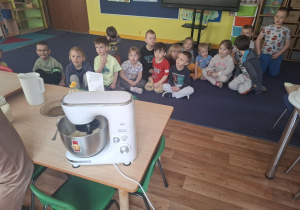 zajęcia kulinarne, dzieci pieką gofry